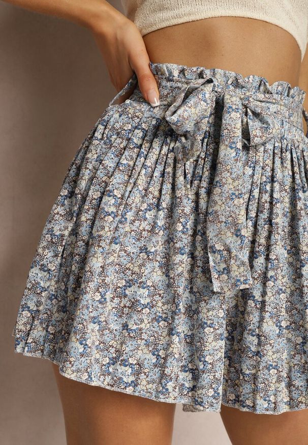 Renee - Niebieskie Plisowane Szorty High Waist z Szerokimi Nogawkami z Paskiem i Gumką w Talii Derefia. Okazja: na co dzień. Stan: podwyższony. Kolor: niebieski. Styl: retro, casual