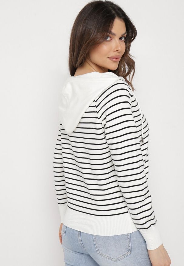 Born2be - Biały Wiskozowy Kardigan w Paski z Kapturem Alaneil. Typ kołnierza: kaptur. Kolor: biały. Materiał: wiskoza. Wzór: paski