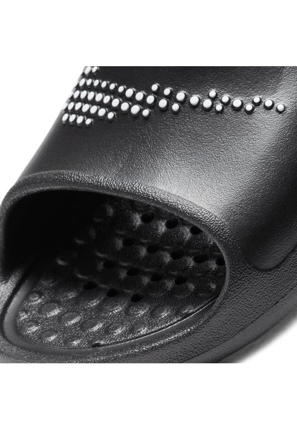 Klapki męskie Nike Victoru One Shower Slide. Zapięcie: bez zapięcia. Kolor: czarny. Materiał: syntetyk, materiał. Szerokość cholewki: normalna. Sport: turystyka piesza, pływanie, fitness