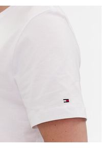 TOMMY HILFIGER - Tommy Hilfiger T-Shirt Flag Tee MW0MW37859 Biały Regular Fit. Kolor: biały. Materiał: bawełna #4