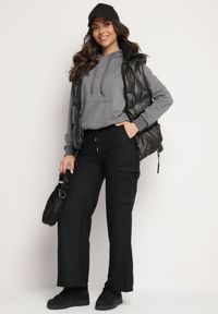 Born2be - Czarne Ocieplane Spodnie Dresowe z Wysokim Stanem o Szerokim Kroju Cargo Sevinia. Okazja: na co dzień. Stan: podwyższony. Kolor: czarny. Materiał: dresówka. Styl: casual, elegancki #4