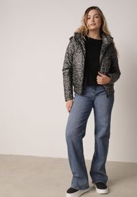 Born2be - Zielona Panterkowa Kurtka Przejściowa w Panterkę z Odpinanym Kapturem Antolea. Kolor: zielony. Materiał: poliester, jeans. Wzór: motyw zwierzęcy. Styl: klasyczny #2