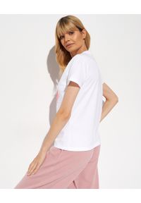 MONCLER - Koszulka z różowym logo. Kolor: biały. Materiał: bawełna. Wzór: haft
