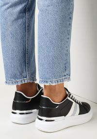 Born2be - Czarne Sneakersy Zanitha. Nosek buta: okrągły. Kolor: czarny. Materiał: skóra ekologiczna, materiał. Wzór: aplikacja. Obcas: na platformie #3