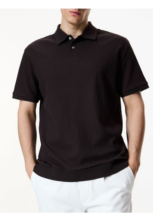 Reserved - Koszulka polo comfort w prążek - ciemnobrązowy. Typ kołnierza: polo. Kolor: brązowy. Materiał: bawełna, dzianina. Wzór: prążki