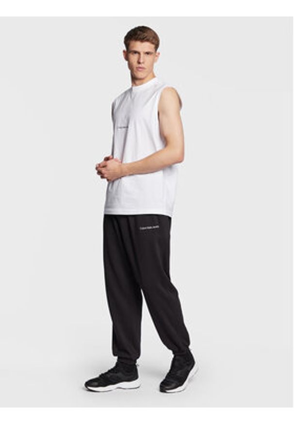 Calvin Klein Jeans Spodnie dresowe J30J322925 Czarny Relaxed Fit. Kolor: czarny. Materiał: bawełna, syntetyk