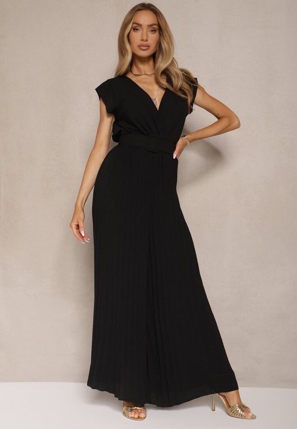 Renee - Czarny Kopertowy Kombinezon Wide Leg Zdobiony Plisami i Paskiem z Klamrą Salirella. Okazja: na co dzień. Kolor: czarny. Wzór: aplikacja. Styl: casual, elegancki