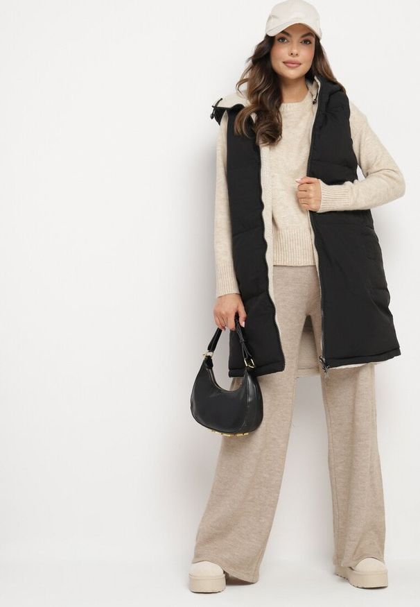 Born2be - Czarna Pikowana Kamizelka Dwustronna z Futerkiem Typu Baranek i Kapturem Lertiala. Okazja: na co dzień. Kolor: czarny. Materiał: futro. Wzór: aplikacja. Styl: casual, elegancki, klasyczny