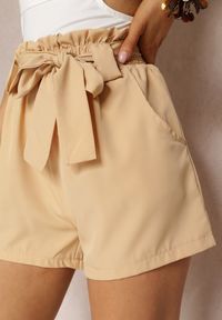Renee - Beżowe Szorty High Waist z Materiałowym Paskiem i Kieszeniami Leonitte. Stan: podwyższony. Kolor: beżowy. Materiał: materiał. Wzór: gładki
