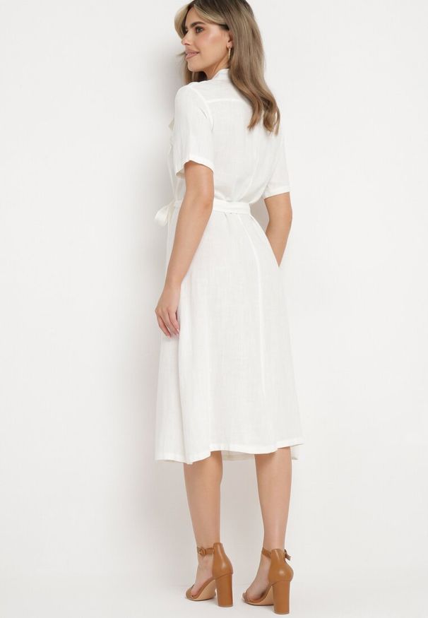 Born2be - Biała Koszulowa Sukienka z Wiskozy z Lnem Zapinana na Guziki z Materiałowym Paskiem Fidilla. Okazja: na co dzień, na spotkanie biznesowe. Kolor: biały. Materiał: len, wiskoza, materiał. Wzór: aplikacja. Typ sukienki: koszulowe. Styl: biznesowy, casual, elegancki