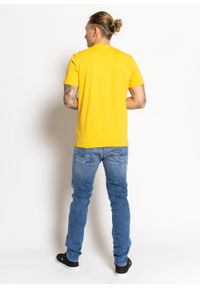 Koszulka męska Lacoste (TH0051F-HDW). Typ kołnierza: polo. Kolor: żółty. Materiał: dzianina. Długość: krótkie. Sezon: lato. Sport: bieganie