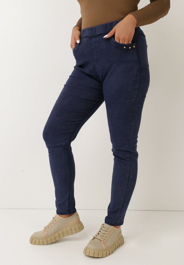 Born2be - Granatowe Spodnie Skinny Jenestren. Kolor: niebieski. Materiał: tkanina, guma. Długość: długie. Wzór: aplikacja, kolorowy