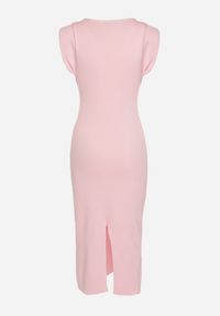 Born2be - Różowa Sukienka Bodycon z Prążkowanej Dzianiny z Rozcięciem Roleria. Okazja: na co dzień. Kolor: różowy. Materiał: dzianina, prążkowany. Długość rękawa: bez rękawów. Typ sukienki: bodycon. Styl: casual, elegancki #2