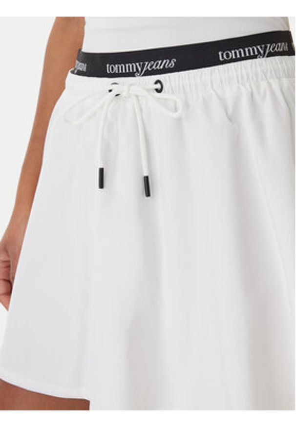 Tommy Jeans Spódnica mini DW0DW22299 Biały Regular Fit. Kolor: biały. Materiał: bawełna