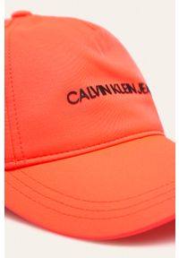 Calvin Klein Jeans - Czapka dziecięca. Kolor: pomarańczowy. Materiał: tkanina, poliester. Wzór: aplikacja #3