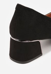 Renee - Czarne Czółenka Vices na Słupku z Imitacji Zamszu z Wkładką ze Skóry Naturalnej z Metaliczną Ozdobą Mixin. Okazja: na spotkanie biznesowe, do pracy. Kolor: czarny. Materiał: zamsz, skóra. Wzór: aplikacja. Obcas: na słupku. Styl: biznesowy, elegancki #3