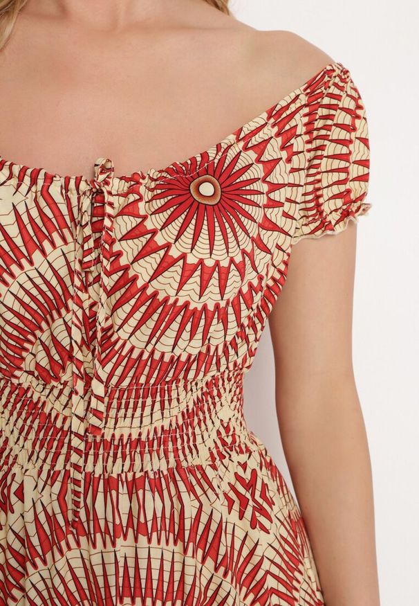 Born2be - Beżowo-Czerwona Wiskozowa Sukienka o Rozkloszowanym Kroju z Wiązaniem przy Dekolcie i Gumką w Talii Wicia. Okazja: na co dzień, na imprezę, na spacer. Kolor: beżowy. Materiał: wiskoza. Sezon: lato. Styl: casual, elegancki, wakacyjny