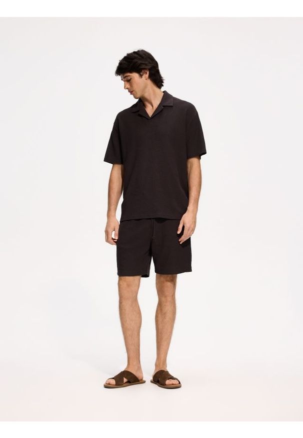Reserved - Strukturalne polo comfort fit - ciemnobrązowy. Kolor: brązowy. Materiał: bawełna, dzianina