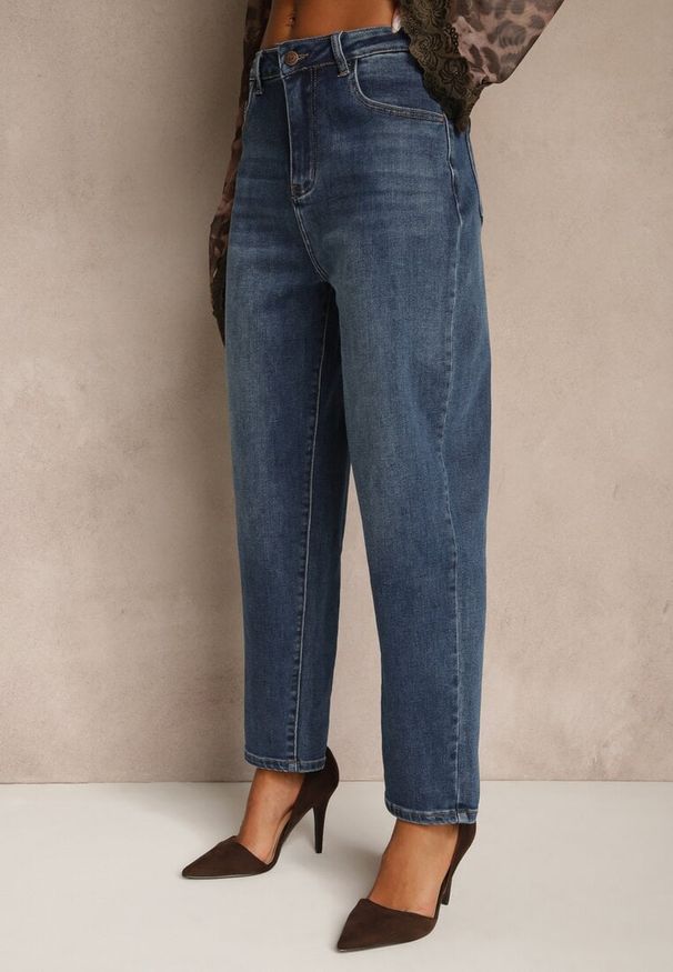 Renee - Niebieskie Jeansy Mom Fit High Waist Zdobione Aplikacją z Serduszkiem Nalendia. Okazja: na co dzień. Stan: podwyższony. Kolor: niebieski. Wzór: aplikacja. Styl: casual, elegancki