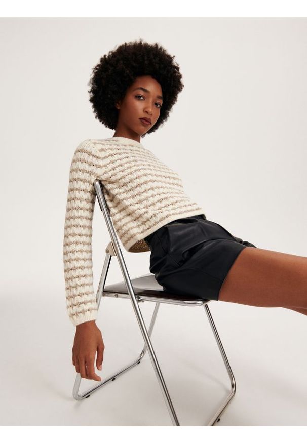 Reserved - Sweter z metalizowaną nitką - beżowy. Kolor: beżowy. Materiał: bawełna, dzianina. Wzór: ażurowy