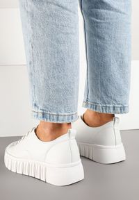 Born2be - Białe Sznurowane Sneakersy Vices na Płaskiej Podeszwie Firori. Zapięcie: sznurówki. Kolor: biały. Materiał: jeans. Wzór: jednolity, aplikacja. Obcas: na płaskiej podeszwie