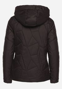 Born2be - Czarna Pikowana Kurtka Przejściowa z Odpinanym Kapturem Ninorwena. Okazja: na co dzień. Kolor: czarny. Styl: casual, elegancki, klasyczny #4