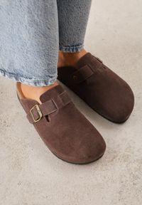 Renee - Brązowe Klapki Typu Chodaki z Zamszu Naturalnego z Klamrą Meridnore. Kolor: brązowy. Materiał: zamsz. Sezon: lato. Styl: elegancki #5