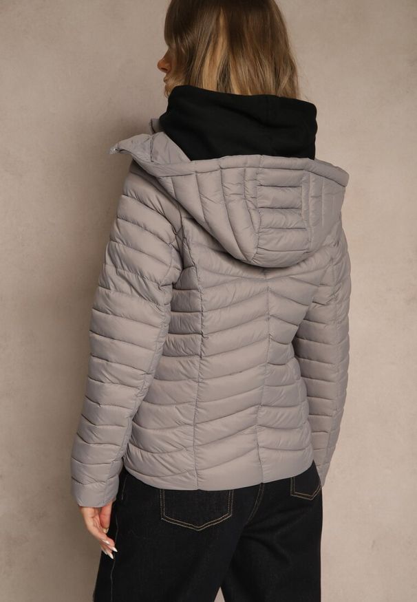 Renee - Szara Przejściowa Kurtka z Pikowanymi Przeszyciami i Kapturem Suritte. Okazja: na spacer, na co dzień. Kolor: szary. Materiał: dzianina, jeans. Styl: casual, klasyczny