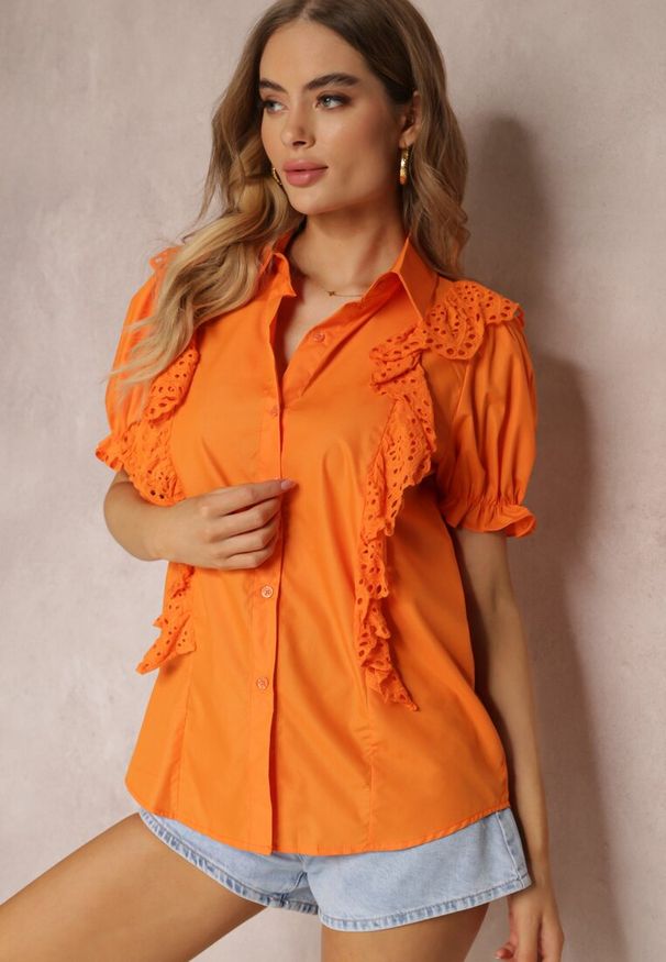 Renee - Pomarańczowa Koszula z Ozdobnymi Rękawami i Falbankami z Przodu Johna. Typ kołnierza: kołnierz z falbankami. Kolor: pomarańczowy. Długość rękawa: krótki rękaw. Długość: krótkie. Wzór: aplikacja, haft. Sezon: wiosna, lato