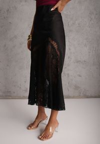 Renee - Czarna Satynowa Spódnica Ozdobiona Rozcięciem na Nogę i Koronką Saviraet. Kolor: czarny. Materiał: satyna, koronka. Wzór: aplikacja, koronka. Styl: elegancki #4