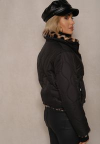Renee - Czarna Pikowana Kurtka Puffer Dwustronna z Futerkiem w Panterkowy Wzór Tinnathra. Okazja: na co dzień. Typ kołnierza: kołnierzyk stójkowy. Kolor: czarny. Materiał: futro. Wzór: aplikacja, motyw zwierzęcy. Styl: elegancki, casual #5