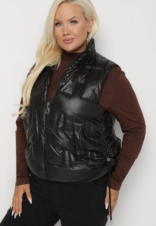 Born2be - Czarna Kamizelka Pikowana z Wysokim Kołnierzem i Kieszeniami Irinae. Okazja: na co dzień, na spotkanie biznesowe. Kolor: czarny. Materiał: jeans. Styl: casual, biznesowy