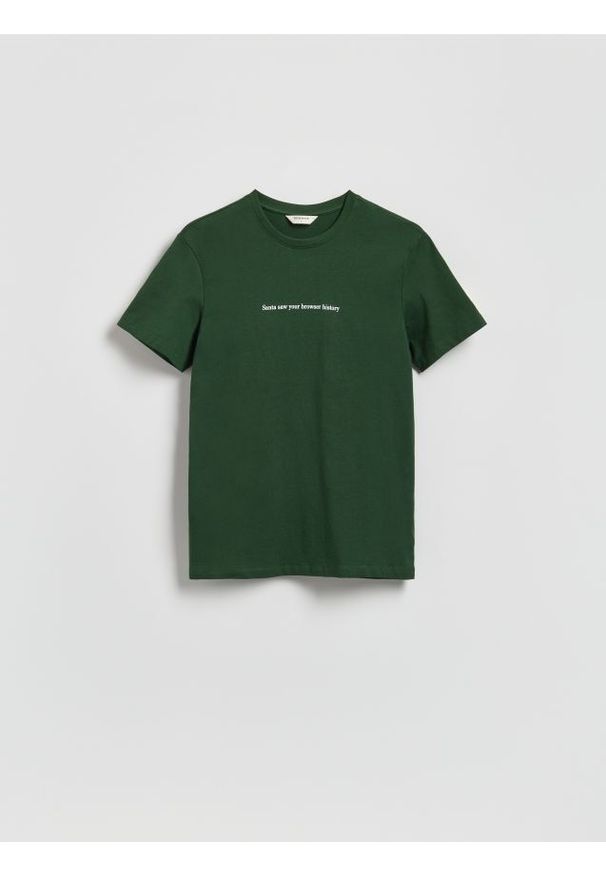 Reserved - T-shirt regular ze świątecznym napisem - ciemnozielony. Kolor: zielony. Materiał: dzianina, bawełna. Wzór: napisy. Styl: wizytowy