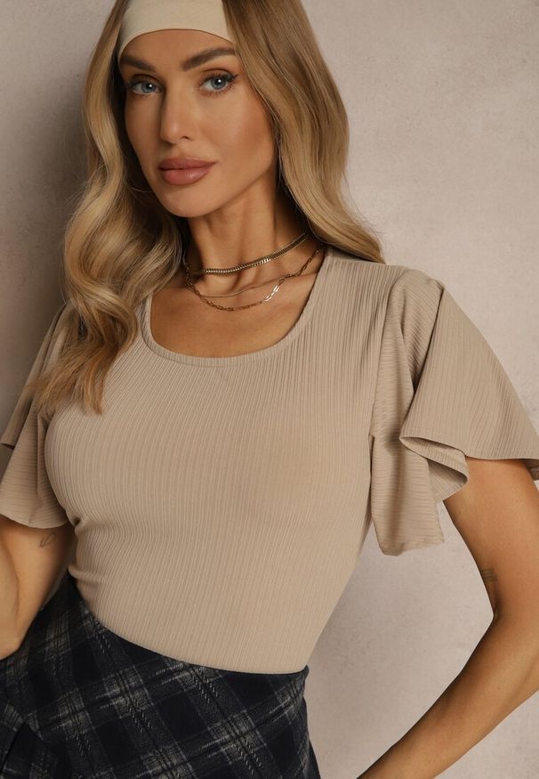Renee - Ciemnobeżowa Bluzka z Rozkloszowanymi Rękawami Sunelva. Okazja: na co dzień. Kolor: beżowy. Materiał: jeans. Styl: elegancki, casual