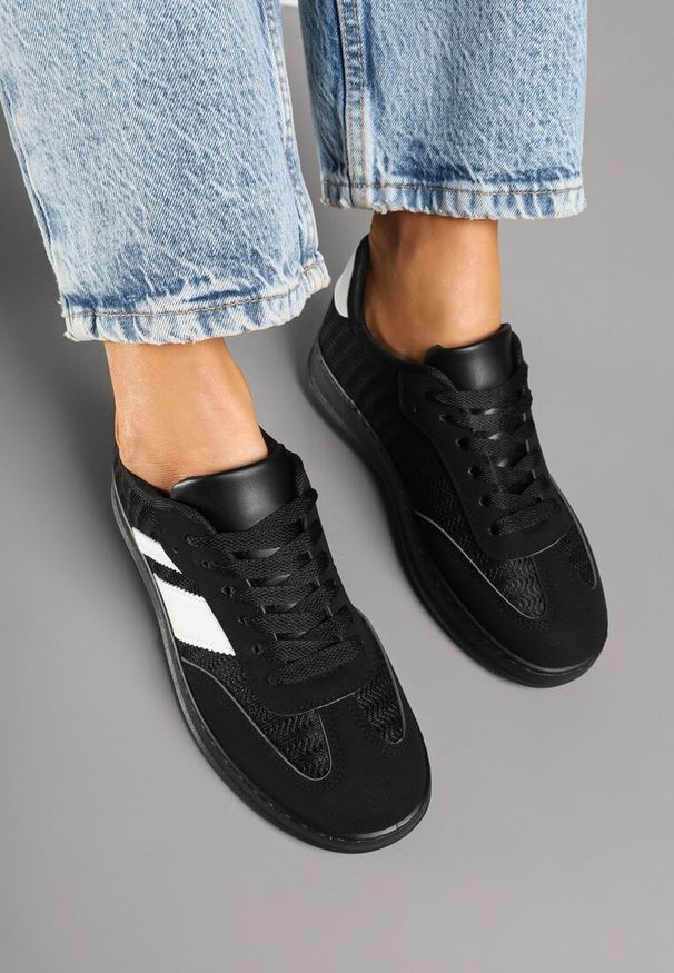 Born2be - Czarne Sneakersy Typu Kultowe Tenisówki na Półtransparentnej Podeszwie Ulinera. Okazja: na co dzień. Zapięcie: sznurówki. Kolor: czarny. Materiał: jeans, materiał