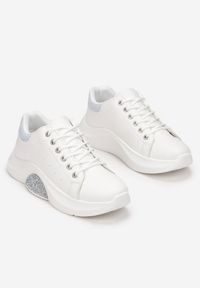 Born2be - Biało-Niebieskie Sneakersy Sznurowane z Cyrkoniami Relnon. Nosek buta: okrągły. Zapięcie: sznurówki. Kolor: biały. Wzór: aplikacja. Obcas: na płaskiej podeszwie #4