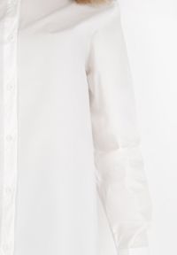Born2be - Biała Koszula Katedeia. Kolekcja: plus size. Kolor: biały. Materiał: tkanina. Długość rękawa: długi rękaw. Długość: długie. Wzór: gładki. Styl: klasyczny #6