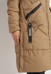 Born2be - Beżowa Kurtka Pikowana z Odpinanym Futerkiem Zivilda. Okazja: na co dzień. Kolekcja: plus size. Kolor: beżowy. Materiał: futro. Wzór: geometria. Styl: klasyczny, casual, elegancki #4