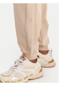Guess Spodnie dresowe V5BB23 KCX22 Beżowy Regular Fit. Kolor: beżowy. Materiał: syntetyk #5
