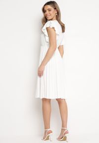 Born2be - Biała Sukienka Rozkloszowana Midi z Plisowanym Dołem Sabara. Okazja: na co dzień. Kolor: biały. Materiał: skóra. Styl: casual. Długość: midi #7