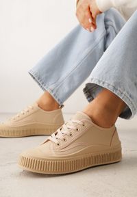 Renee - Ciemnobeżowe Klasyczne Trampki na Żłobionej Podeszwie Levanatia. Kolor: beżowy. Materiał: jeans, koronka. Styl: klasyczny #1