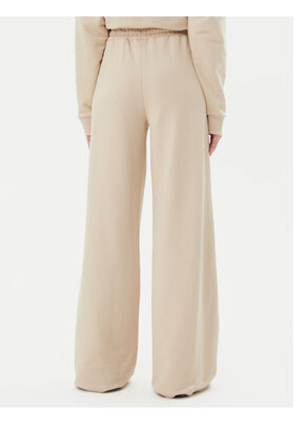 Guess Spodnie dresowe V5GB07 KCRP0 Beżowy Regular Fit. Kolor: beżowy. Materiał: bawełna