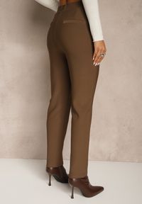 Renee - Brązowe Spodnie z Kantem i Imitacją Kieszeni Rearie. Okazja: na co dzień. Kolekcja: plus size. Kolor: brązowy. Styl: casual, elegancki #3
