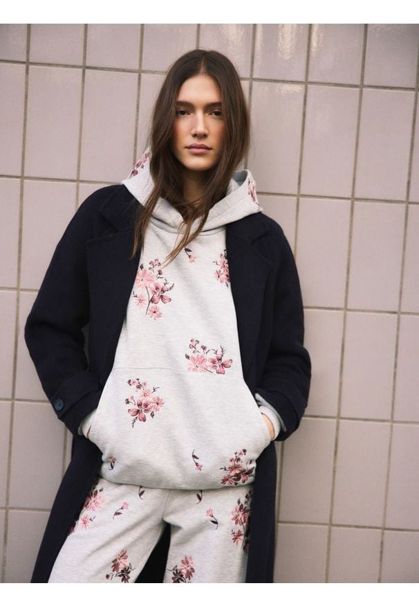 Reserved - Bluza z haftowanym wzorem - jasnoszary. Kolor: szary. Materiał: dzianina, bawełna. Wzór: haft