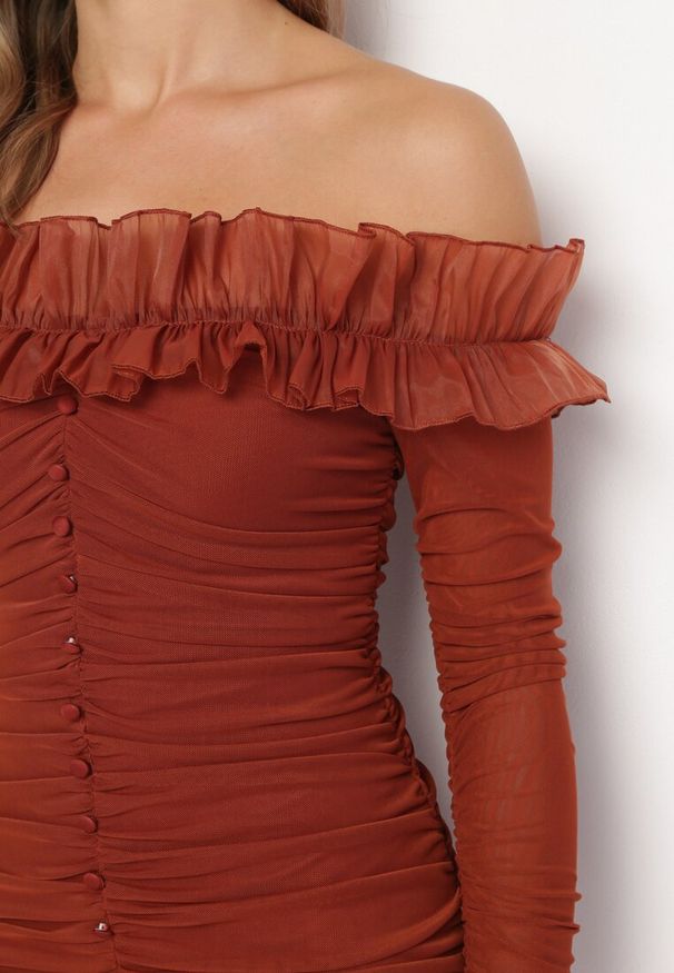 Born2be - Brązowa Dopasowana Sukienka Hiszpanka z Falbanką Turlia. Typ kołnierza: dekolt hiszpanka. Kolor: brązowy. Wzór: aplikacja