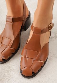 Renee - Brązowe Sandały na Słupku Ozdobione Wycięciami Rharlan. Zapięcie: sprzączka. Kolor: brązowy. Wzór: aplikacja. Sezon: lato. Obcas: na słupku. Styl: elegancki. Wysokość obcasa: średni #8