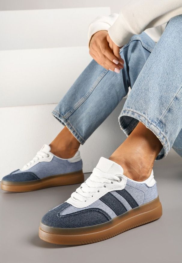 Renee - Niebiesko-Granatowe Sneakersy Tenisówki Ozdobione Paskami Falaviela. Okazja: na co dzień. Zapięcie: pasek. Kolor: niebieski. Materiał: jeans, skóra, materiał. Wzór: aplikacja