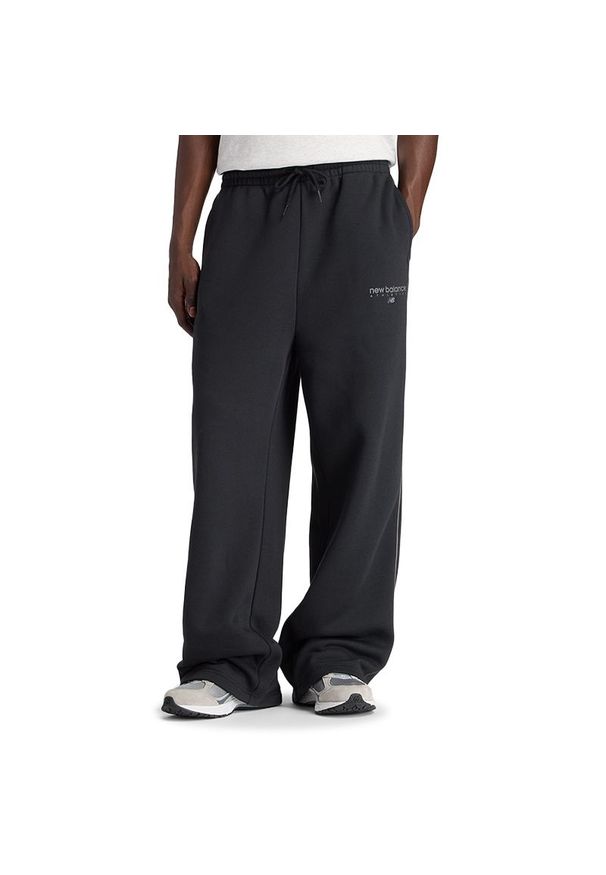 Spodnie męskie New Balance MB61M77EBK - czarne. Kolor: czarny. Materiał: materiał, bawełna, dresówka, poliester