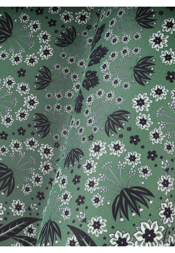 Pako Lorente - PAKO LORENTE – Zielona poszetka w kwiatowy wzór. Kolor: zielony. Materiał: poliester. Wzór: kwiaty