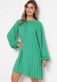 Born2be - Zielona Plisowana Sukienka z Bufiastymi Rękawami Perlase. Okazja: na co dzień. Kolor: zielony. Styl: klasyczny, casual, elegancki #1